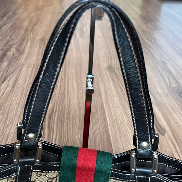 A144 - 💯 % authentic Gucci shoulder bag - Picture 11 of 16